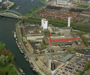 805586 Luchtfoto van de Tabaksfabriek, Koffiebranderij, Theehandel en Kantoor van de firma Douwe Egberts (Keulsekade ...